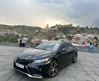 Vista frontale di un noleggio Toyota Camry a Tbilisi, Georgia ✓ Auto #7389. ✓ Cambio Automatico TM ✓ 2 recensioni.