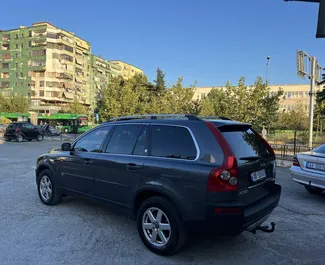 Vista frontale di un noleggio Volvo XC90 a Tirana, Albania ✓ Auto #7333. ✓ Cambio Automatico TM ✓ 0 recensioni.