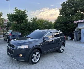 Vista frontale di un noleggio Chevrolet Captiva a Tirana, Albania ✓ Auto #7335. ✓ Cambio Automatico TM ✓ 0 recensioni.