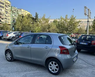 Vista frontale di un noleggio Toyota Yaris a Tirana, Albania ✓ Auto #7334. ✓ Cambio Automatico TM ✓ 0 recensioni.