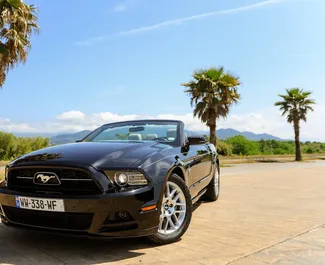 Vista frontale di un noleggio Ford Mustang Cabrio a Batumi, Georgia ✓ Auto #7577. ✓ Cambio Automatico TM ✓ 0 recensioni.