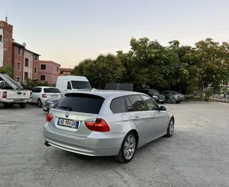 Vista frontale di un noleggio BMW 330d Touring a Tirana, Albania ✓ Auto #7345. ✓ Cambio Automatico TM ✓ 0 recensioni.