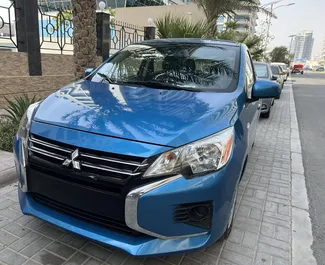 Vista frontale di un noleggio Mitsubishi Mirage a Dubai, Emirati Arabi Uniti ✓ Auto #7483. ✓ Cambio Automatico TM ✓ 3 recensioni.