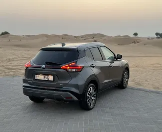 Noleggio Nissan Kicks. Auto Economica, Comfort, Crossover per il noleggio negli Emirati Arabi Uniti ✓ Cauzione di Deposito di 1000 AED ✓ Opzioni assicurative RCT.