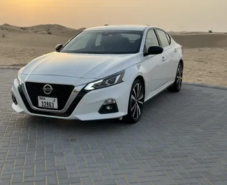 Vista frontale di un noleggio Nissan Altima a Dubai, Emirati Arabi Uniti ✓ Auto #7482. ✓ Cambio Automatico TM ✓ 1 recensioni.