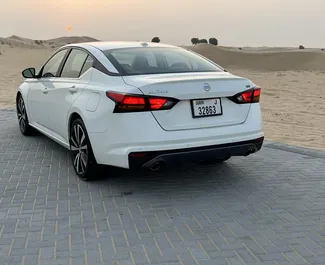 Nissan Altima 2021 disponibile per il noleggio a Dubai, con limite di chilometraggio di 250 km/giorno.