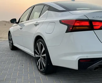 Interni di Nissan Altima in affitto negli Emirati Arabi Uniti. Un'ottima auto da 5 posti con cambio Automatico.