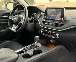 Nissan Altima 2021 con sistema A trazione anteriore, disponibile a Dubai.