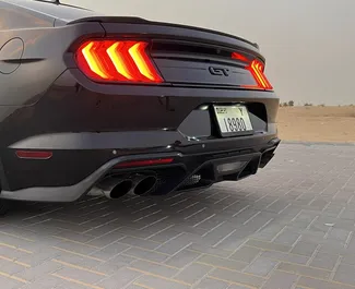 Interni di Ford Mustang GT in affitto negli Emirati Arabi Uniti. Un'ottima auto da 4 posti con cambio Automatico.