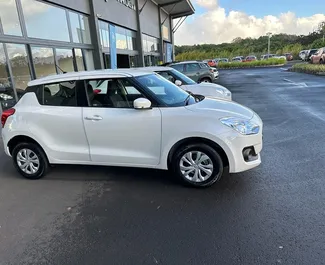 Vista frontale di un noleggio Suzuki Swift all'aeroporto di Mauritius, Mauritius ✓ Auto #7374. ✓ Cambio Automatico TM ✓ 1 recensioni.