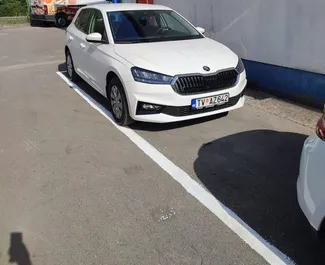 Vista frontale di un noleggio Skoda Fabia a Tivat, Montenegro ✓ Auto #7447. ✓ Cambio Automatico TM ✓ 2 recensioni.