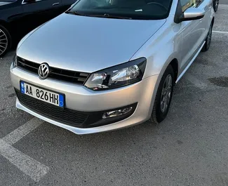 Vista frontale di un noleggio Volkswagen Polo a Durazzo, Albania ✓ Auto #7407. ✓ Cambio Automatico TM ✓ 2 recensioni.