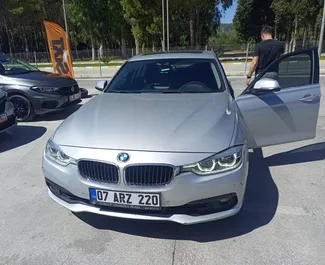 Vista frontale di un noleggio BMW 320i all'aeroporto di Antalya, Turchia ✓ Auto #3762. ✓ Cambio Automatico TM ✓ 0 recensioni.