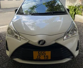 Vista frontale di un noleggio Toyota Vitz a Mauritius, Mauritius ✓ Auto #7455. ✓ Cambio Automatico TM ✓ 0 recensioni.