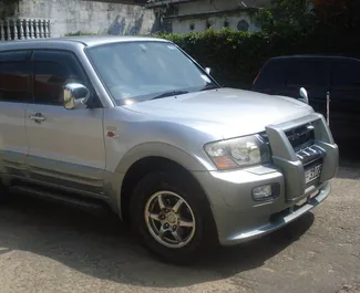 Vista frontale di un noleggio Mitsubishi Montero all'aeroporto di Colombo, Sri Lanka ✓ Auto #7490. ✓ Cambio Automatico TM ✓ 0 recensioni.