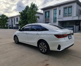 Toyota Yaris Ativ 2022 disponibile per il noleggio all'aeroporto Don Muang di Bangkok, con limite di chilometraggio di illimitato.