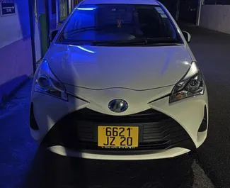 Vista frontale di un noleggio Toyota Vitz a Mauritius, Mauritius ✓ Auto #7816. ✓ Cambio Automatico TM ✓ 0 recensioni.