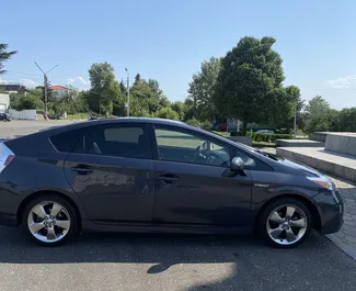 Noleggio Toyota Prius. Auto Economica, Comfort per il noleggio in Georgia ✓ Cauzione di Deposito di 300 GEL ✓ Opzioni assicurative RCT, CDW, Passeggeri.