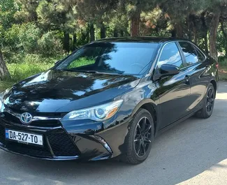 Noleggio auto Toyota Camry 2015 in Georgia, con carburante Ibrido e 200 cavalli di potenza ➤ A partire da 110 GEL al giorno.