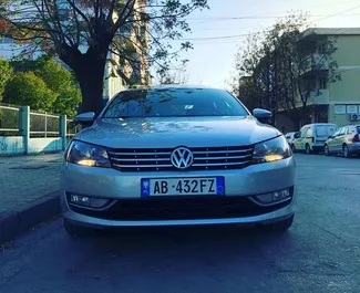 Vista frontale di un noleggio Volkswagen Passat a Tirana, Albania ✓ Auto #7858. ✓ Cambio Automatico TM ✓ 0 recensioni.