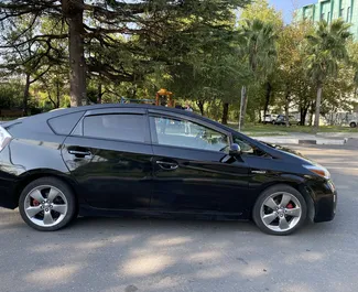 Noleggio Toyota Prius. Auto Economica, Comfort per il noleggio in Georgia ✓ Cauzione di Deposito di 300 GEL ✓ Opzioni assicurative RCT, CDW, Passeggeri.