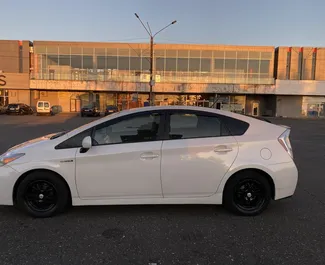 Noleggio auto Toyota Prius 2010 in Georgia, con carburante Ibrido e 170 cavalli di potenza ➤ A partire da 80 GEL al giorno.