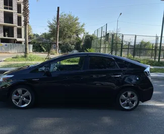 Motore Ibrido da 1,8L di Toyota Prius 2013 per il noleggio a Kutaisi.