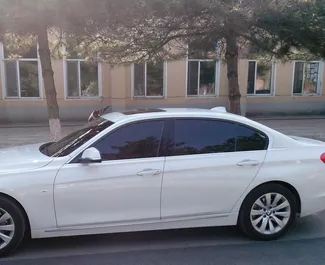 Vista frontale di un noleggio BMW 320d all'aeroporto di Colombo, Sri Lanka ✓ Auto #7636. ✓ Cambio Automatico TM ✓ 0 recensioni.