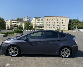 Motore Ibrido da 1,8L di Toyota Prius 2012 per il noleggio a Kutaisi.