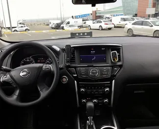 Interni di Nissan Pathfinder in affitto in Georgia. Un'ottima auto da 7 posti con cambio Automatico.