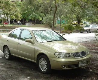 Vista frontale di un noleggio Nissan Sunny all'aeroporto di Colombo, Sri Lanka ✓ Auto #7641. ✓ Cambio Automatico TM ✓ 0 recensioni.