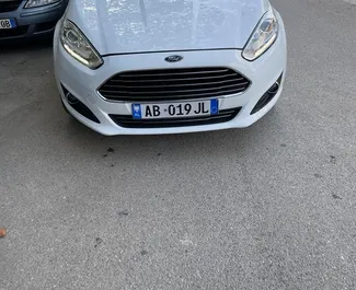 Vista frontale di un noleggio Ford Fiesta a Durazzo, Albania ✓ Auto #7795. ✓ Cambio Manuale TM ✓ 1 recensioni.