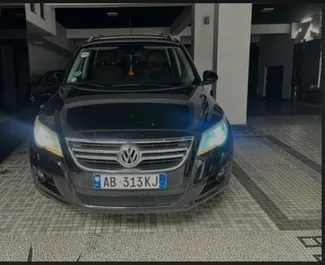 Vista frontale di un noleggio Volkswagen Tiguan a Tirana, Albania ✓ Auto #7691. ✓ Cambio Automatico TM ✓ 0 recensioni.