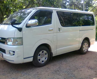 Vista frontale di un noleggio Toyota Hiace all'aeroporto di Colombo, Sri Lanka ✓ Auto #7634. ✓ Cambio Automatico TM ✓ 0 recensioni.