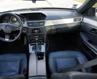 Noleggio Mercedes-Benz E-Class. Auto Premium per il noleggio in Albania ✓ Cauzione di Senza deposito ✓ Opzioni assicurative RCT, CDW, FDW, Furto, All'estero, Giovane.