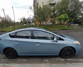 Noleggio Toyota Prius. Auto Economica, Comfort per il noleggio in Georgia ✓ Cauzione di Deposito di 200 GEL ✓ Opzioni assicurative RCT, CDW, SCDW, FDW, Passeggeri, Furto, Senza deposito.