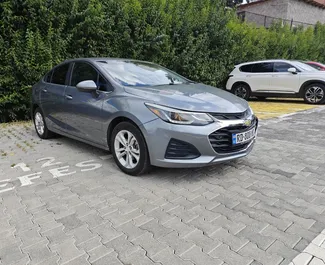 Vista frontale di un noleggio Chevrolet Cruze a Tbilisi, Georgia ✓ Auto #7735. ✓ Cambio Automatico TM ✓ 0 recensioni.