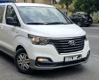 Vista frontale di un noleggio Hyundai H1 a Baku, Azerbaigian ✓ Auto #7808. ✓ Cambio Automatico TM ✓ 0 recensioni.