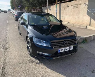 Vista frontale di un noleggio Volkswagen Passat a Tbilisi, Georgia ✓ Auto #7865. ✓ Cambio Automatico TM ✓ 0 recensioni.