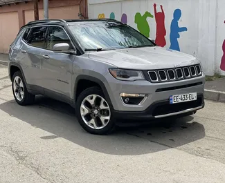 Vista frontale di un noleggio Jeep Compass a Tbilisi, Georgia ✓ Auto #7170. ✓ Cambio Automatico TM ✓ 2 recensioni.