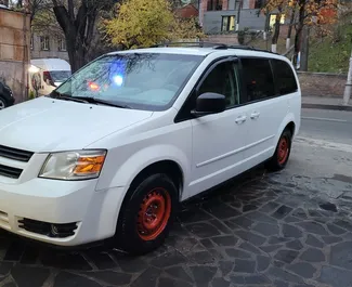 Vista frontale di un noleggio Dodge Grand Caravan a Tbilisi, Georgia ✓ Auto #8082. ✓ Cambio Automatico TM ✓ 0 recensioni.