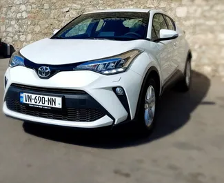 Vista frontale di un noleggio Toyota C-HR a Tbilisi, Georgia ✓ Auto #8143. ✓ Cambio Automatico TM ✓ 0 recensioni.