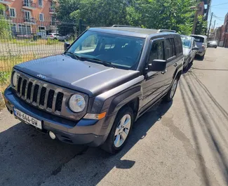 Vista frontale di un noleggio Jeep Patriot a Tbilisi, Georgia ✓ Auto #7950. ✓ Cambio Automatico TM ✓ 0 recensioni.