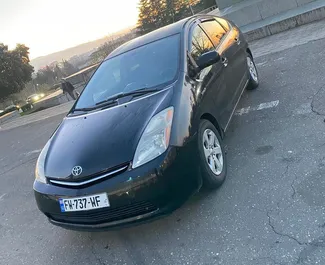 Vista frontale di un noleggio Toyota Prius a Kutaisi, Georgia ✓ Auto #7772. ✓ Cambio Automatico TM ✓ 1 recensioni.