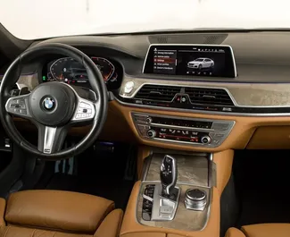 Noleggio auto BMW 520i 2019 negli Emirati Arabi Uniti, con carburante Benzina e 330 cavalli di potenza ➤ A partire da 426 AED al giorno.