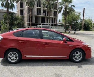 Noleggio Toyota Prius. Auto Economica, Comfort per il noleggio in Georgia ✓ Cauzione di Deposito di 300 GEL ✓ Opzioni assicurative RCT, CDW, Passeggeri.