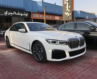 Vista frontale di un noleggio BMW 730Li a Dubai, Emirati Arabi Uniti ✓ Auto #4941. ✓ Cambio Automatico TM ✓ 0 recensioni.