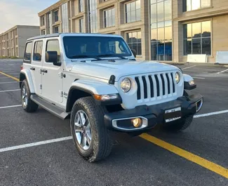 Vista frontale di un noleggio Jeep Wrangler Sahara a Baku, Azerbaigian ✓ Auto #7960. ✓ Cambio Automatico TM ✓ 0 recensioni.