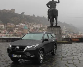 Vista frontale di un noleggio Toyota Fortuner a Tbilisi, Georgia ✓ Auto #8141. ✓ Cambio Automatico TM ✓ 0 recensioni.