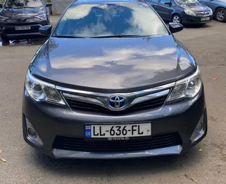 Vista frontale di un noleggio Toyota Camry a Tbilisi, Georgia ✓ Auto #8027. ✓ Cambio Automatico TM ✓ 0 recensioni.